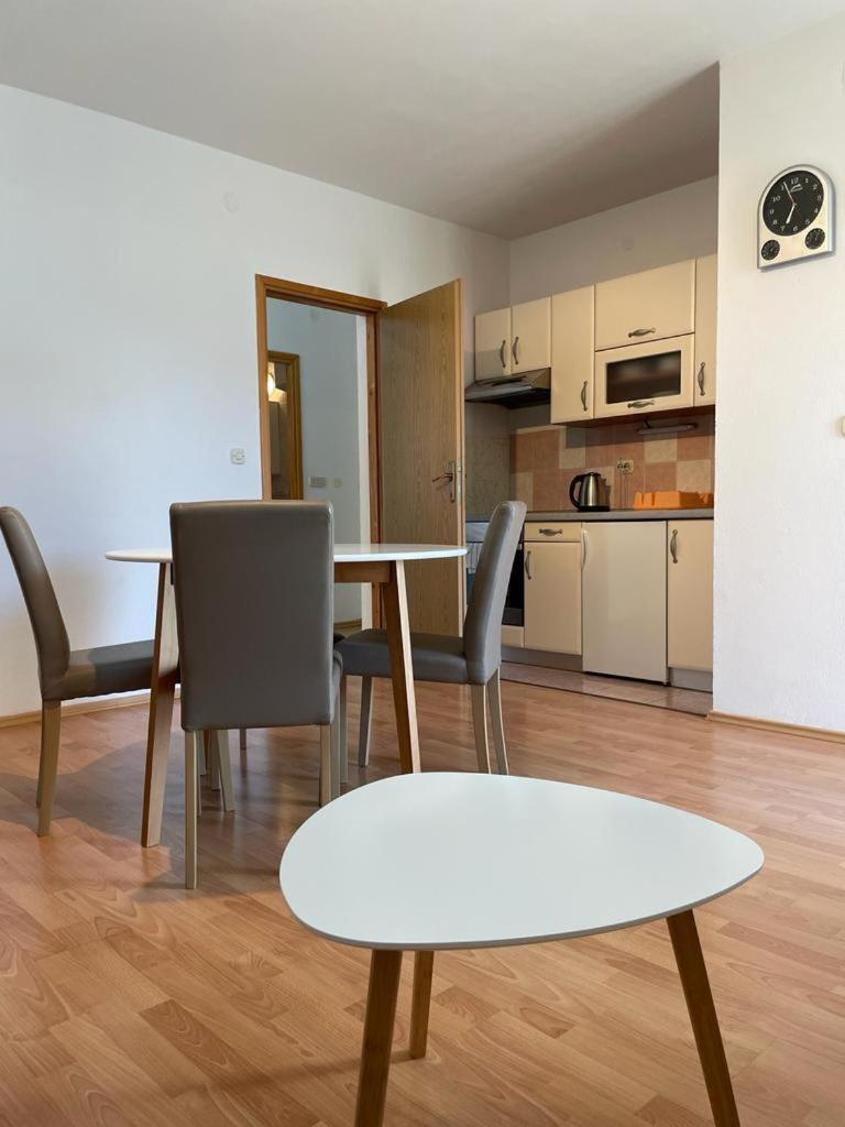 Apartment Place 2 Stay Хвар Екстер'єр фото